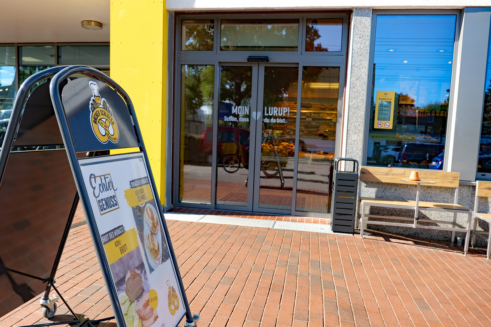 Frontansicht der Christensen Automatiktür für das Ladengeschäft von Bäckerei Schlüter in Hamburg-Lurup.