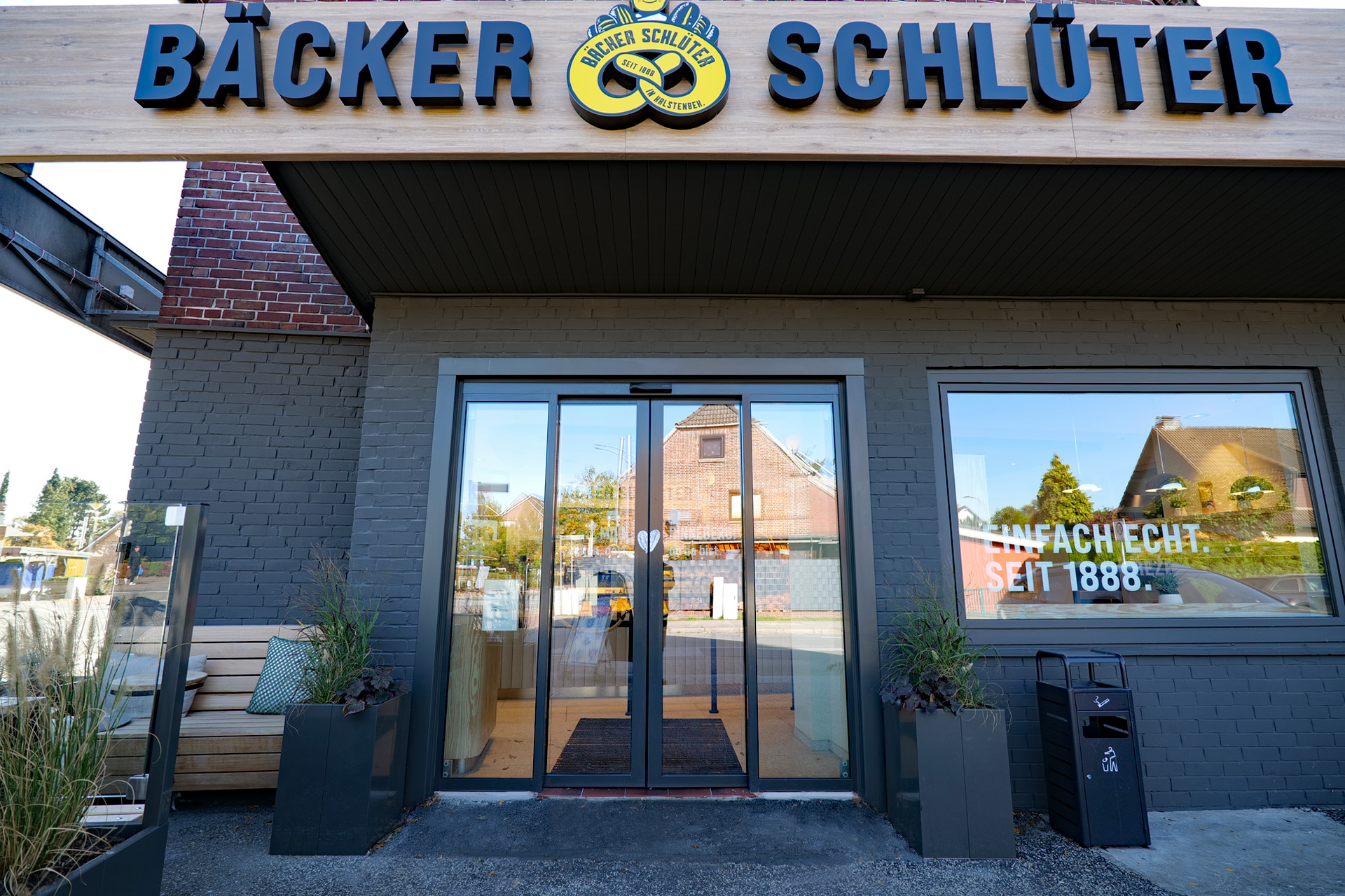 Frontale Ansicht der neuen Automatiktür von BäckerSchlüter, hier in Pinneberg.
