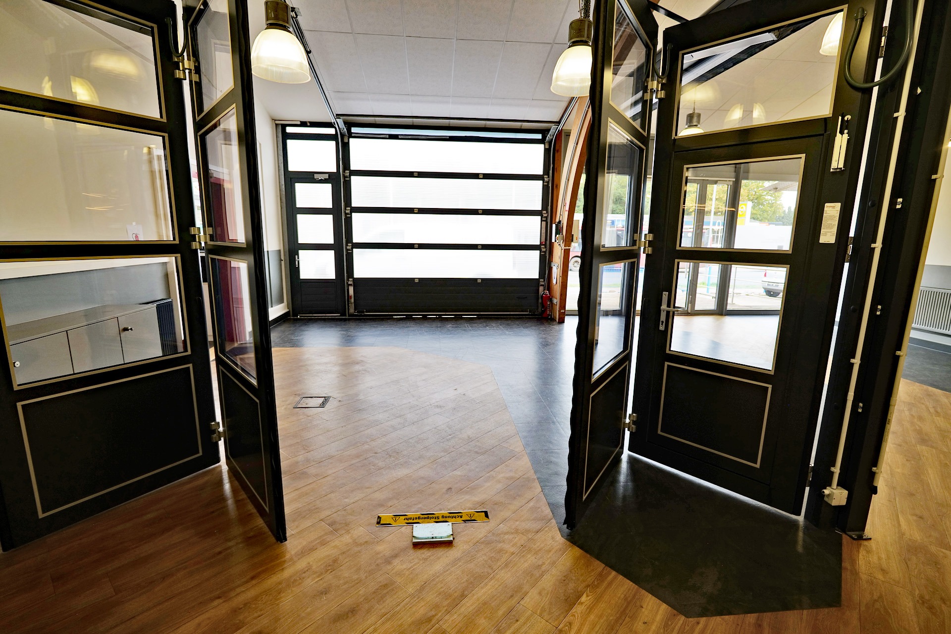 Christensen Faltflügeltür öffnend Im Schulungszentrum für Tore und Musterraum bei Christensen ist eine Faltflügeltür zu Schulungszwecken verbaut.