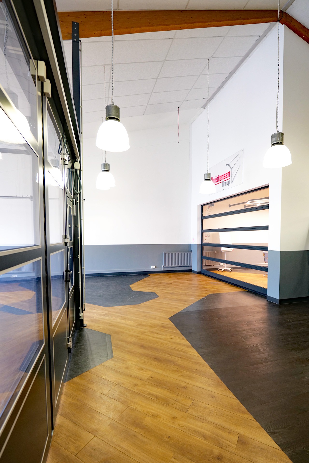 Christensen Schulungszentrum für Tore mit Faltflügeltür und Panorama-Sektionaltor Geschlossenes Sektionaltor mit Panoramasektionen vor dem Seminarraum beim Tor- und Türbauer in Schenefeld Hamburg.
