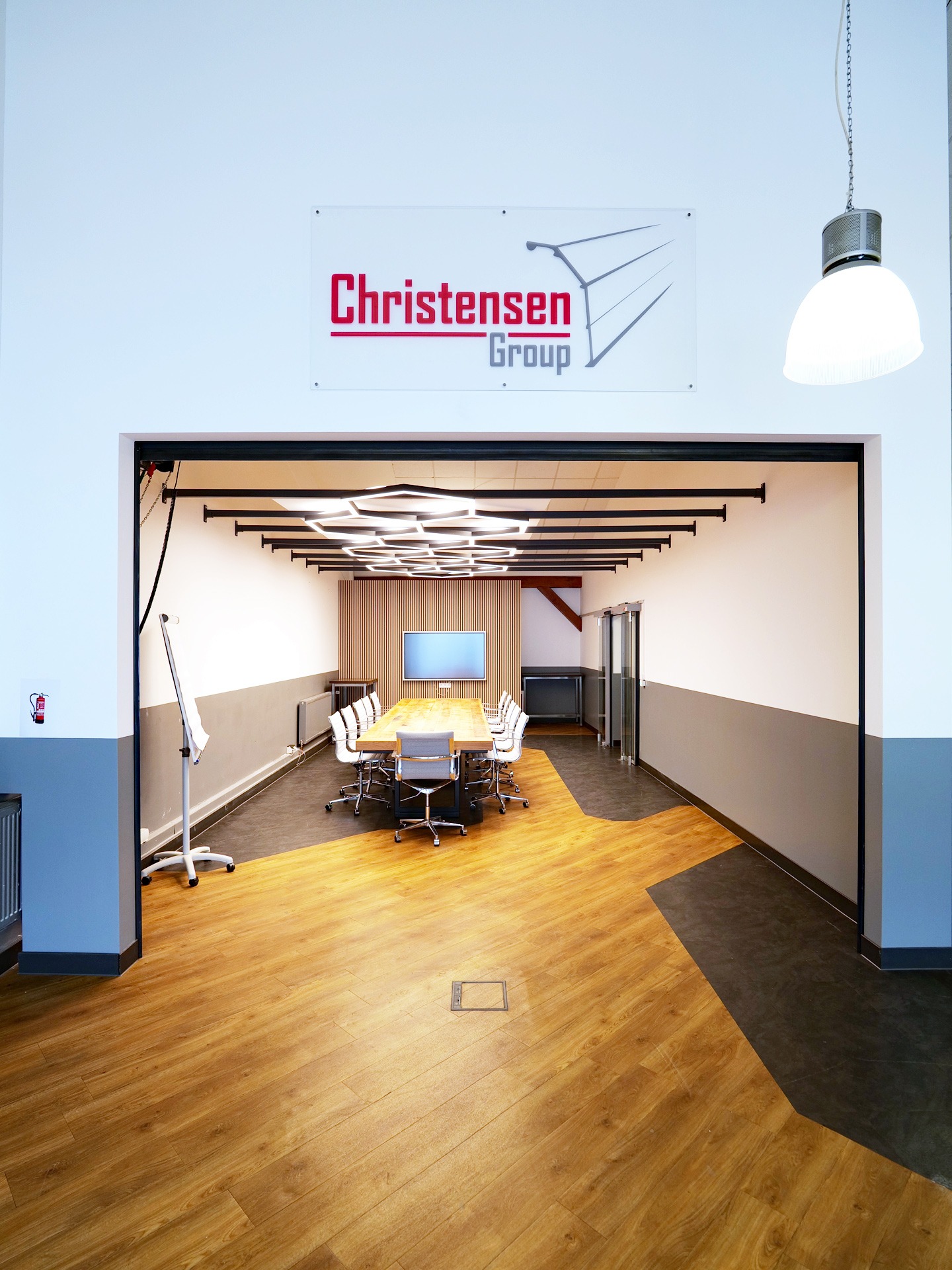 Christensen Seminar- und Tagungsraum mit offenem Sektionaltor Der Tagungsraum der Christensen Group lädt zu Seminaren und Fortbildungen ein