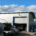 Sektionaltor mit Schlupftür und Doppelverglasung für eine Autowerkstatt in Wesseling, nahe dem Standort Bornheim der Christensen Tor- und Türsysteme GmbH.